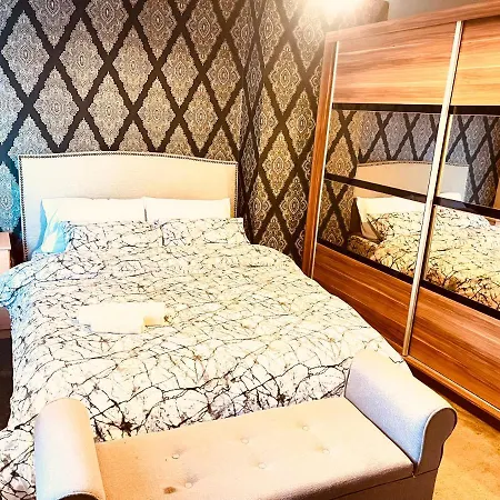 3 Bedroom House,close To M6-express Way To Centre Сasa de vacaciones *